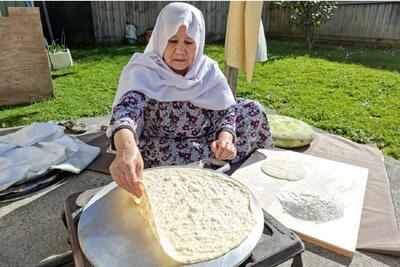 (ویدئو) پخت دیدنی نان لواش سنتی به روش یک مادربزرگ روستایی تاجیکستانی