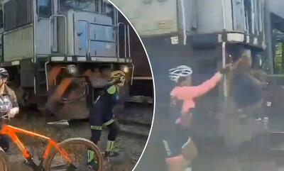 (ویدئو) تصادف قطار با زن دوچرخه سوار هنگام گرفتن عکس سلفی!