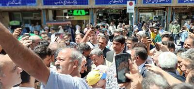 ببینید | شوخی یک شهروند با عمل زیبایی احمدی نژاد در بازار تهران