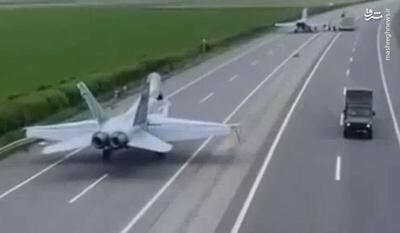 فیلم/ لحظه فرود جنگنده اف ۱۸ در یک بزرگراه