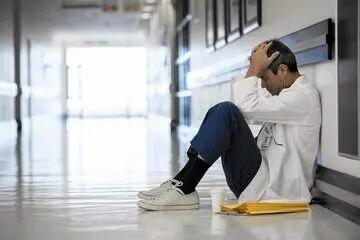چه عواملی پزشکان را به خودکشی وا می‌دارد؟