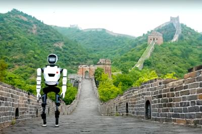 ربات انسان نما چینی درحال قدم زدن روی دیوار چین