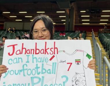 یک هنگ‌کنگی پیراهن جهانبخش را خواست (عکس)