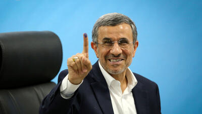 احمدی‌نژاد چرا دست زن نامحرم را می‌گیرد؟ + فیلم