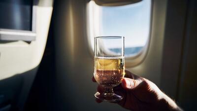 چرا نوشیدن الکل در هواپیما می‌تواند برای قلب مضر باشد؟