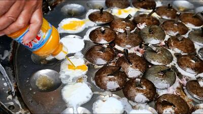 (ویدئو) غذای خیابانی در هند؛ پخت پنکیک با  ماهی مرکب و میگو