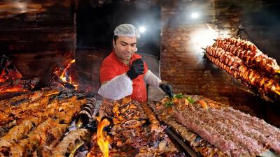 (ویدئو) غذای خیابانی در ترکیه؛ پخت انواع کباب ترکی و آدانا کباب در استانبول