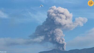 (تصاویر) کوه آتشفشان مراپی خاکستر به بیرون پرتاب کرد