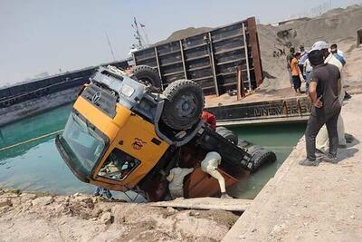 لحظه غرق شدن کامیون در اسکله کوهین استان هرمزگان | ویدئو