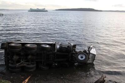 سقوط کامیون به دریا در اسکله کشتی‌سازی کوهین + فیلم