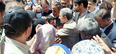 عکس های حاشیه ساز احمدی نژاد در شلوغی بازار تهران /سلفی با دختران و در آغوش گرفتن یک مردم