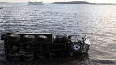 سقوط کامیون به دریا در اسکله کشتی‌سازی کوهین + فیلم