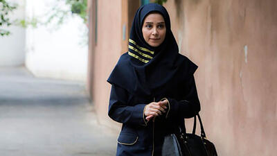 نگاهی به مدل مانتو ساده و تک رنگ الناز حبیبی بازیگر سریال دردسرهای عظیم/ کفش های عجیب خانم بازیگر