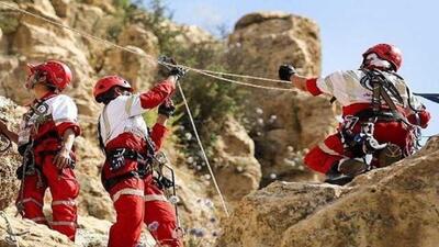 نجات مصدوم ۶۳ ساله از صخره‌های صعب العبور آبشار خور