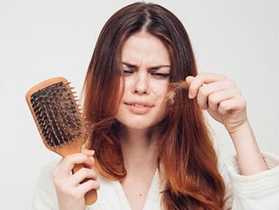در مورد ریزش موی سر در زنان بیشتر بدانید