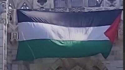 پرچم فلسطین بر دیوار کلیسای جامع میلان