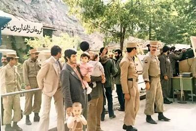 عکاس این تصویر قدیمی از احمدی‌نژاد و فرزندانش چه کسی است؟