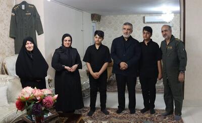 عکس سردار حاجی‌زاده در کنار خانواده شهدای کادر پرواز رئیس‌جمهور فقید