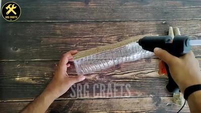 (ویدئو) نحوه ساخت گلدان آویز با بطری پلاستیکی؛ یک ایده جالب برای دکوراسیون منزل