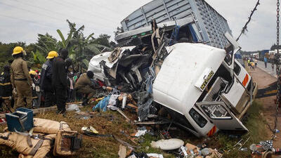 مرگ 14 مسافر اتوبوس / کامیون چند خودرو را در شیب تند درهم کوبید