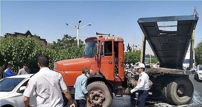 واژگونی کامیون روی ۸ سواری در تهران