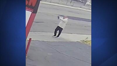 تیراندازی یک مرد آمریکایی به ماشین‌های در حال حرکت + فیلم