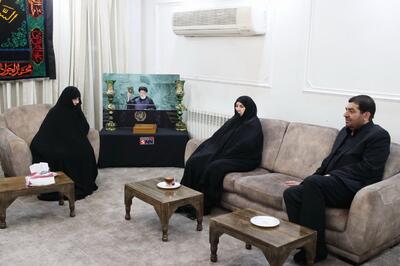 عکس | تصویری جالب از شهید رئیسی در گوشه خانه جمیله علم‌الهدی؛ دیدار مخبر با خانواده رئیس جمهور فقید - عصر خبر