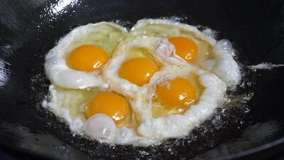 تخم مرغ سرخ شده روی برنج سرخ شده / غذایی که از خوردن آن سیر نمیشوید !