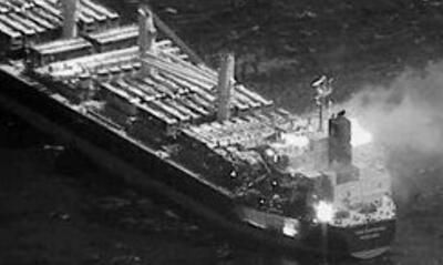 اولین تصاویر از کشتی آسیب دیده آمریکایی در چنگ یمن