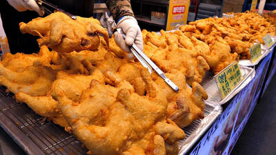 (ویدئو) غذای خیابانی در کره؛ پخت پرطرفدارترین مرغ های سوخاری در سئول