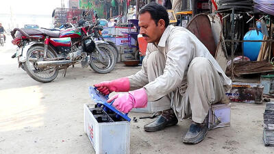 (ویدئو) فرآیند بازسازی باتری خودرو به روش حیرت انگیز استاد پاکستانی