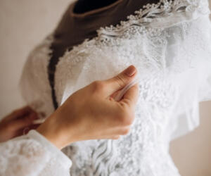 روشی ساده برای دستشویی رفتن با لباس عروس