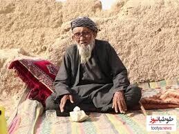 (ویدئو)غذای عجیب پیرمردی 94ساله!/هفتاد سال که سنگ و خاک میخوره!/انگار داره نقل و نبات میخوره