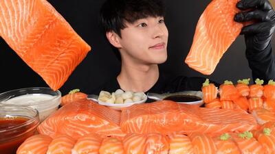 فیلم+ چالش عجیب و جنجالی یک فرد مشهور کره ای که با صدا یک عالمه ماهی سالمون خام میخوره و 50 میلیون بازدید گرفته