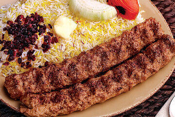 تصاویری دیده نشده از یک چلوکبابی که مهم‌ترین رستوران تهران قدیم بود