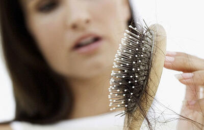 مهم‌ترین عوامل ریزش موی سر در زنان چیست؟