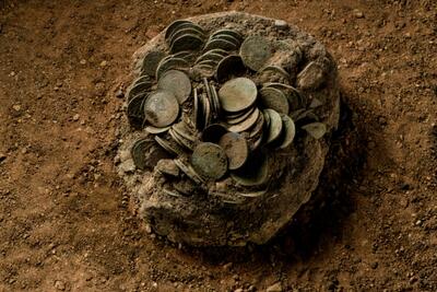 ماجرای کشف صد‌ها سکه تاریخی در یک گودال