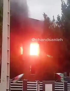آتش سوزی در ساختمان شهرداری هشتگرد بر اثر برخورد صاعقه + ویدئو