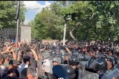 درگیری معترضان با پلیس مقابل پارلمان ارمنستان +فیلم