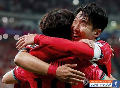 کره جنوبی ؛ سه نشان دادن سون هیونگ مین ستاره کره جنوبی به هواداران تیم ملی چین