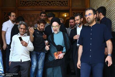 عکس/ کتابی که سید محمد خاتمی در یک مراسم ختم در دست داشت | اقتصاد24