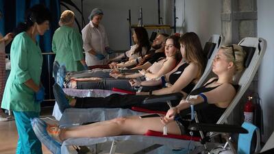 ویدیوها. دختران اوکراینی برای اهدای خون و کمک به رزمندگان صف کشیدند