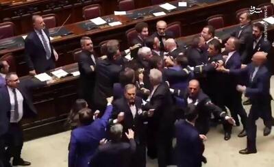 فیلم/ زد و خورد نمایندگان در پارلمان ایتالیا