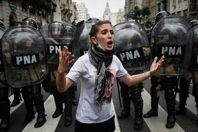 تظاهرات و شورش خیابانی در پایتخت آرژانتین (فیلم)