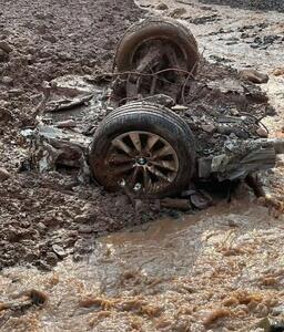 عکس/ تصویری عجیب از دفن شدن یک خودروی BMW زیر گل‌ولای در پی سیل چالوس | اقتصاد24