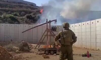 ببینید / استفاده سربازان اسرائیلی از منجنیق برای آتش زدن اراضی لبنانی