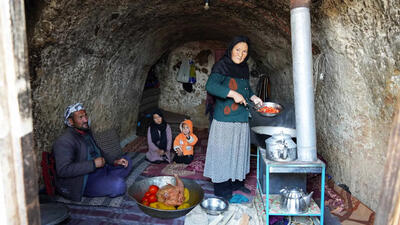(ویدئو) نحوه پخت خورشت با مرغ و سیب زمینی توسط زوج غارنشین افغان