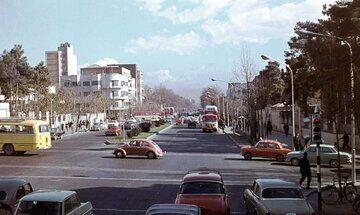 (عکس) سفربه تهران قدیم؛ ژست عجیب پلیس ۵۰ سال قبل در خیابان ولیعصر