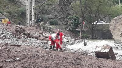 امدادرسانی برای یافتن مفقودین احتمالی سیلاب جاده چالوس