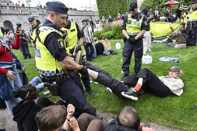 عکس/ حمله پلیس سوئد به تحصن دانشجویان مقابل پارلمان این کشور